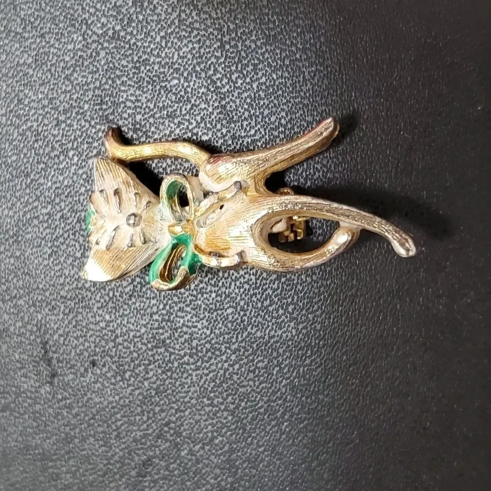 Gerry's vintage gold tone kitty with bow brooch